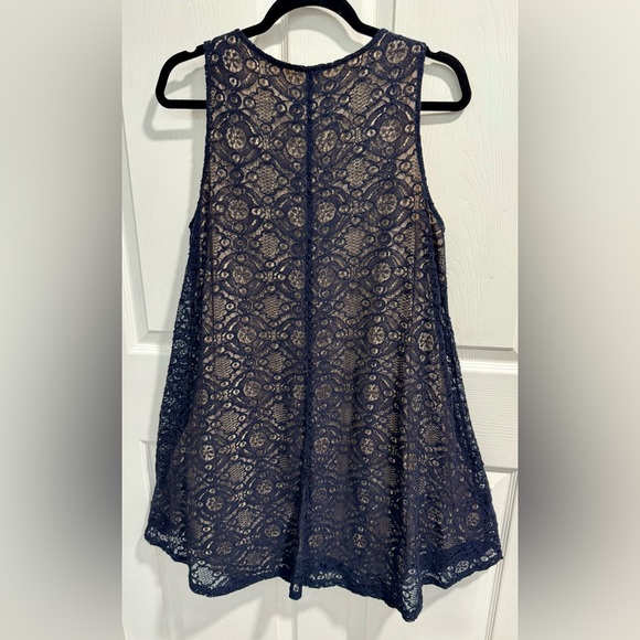 Sharagano Trap Lace A-Line Dress. Size 10. Navy/Nude. Flirty trapeze style. - Picture 3 of 5